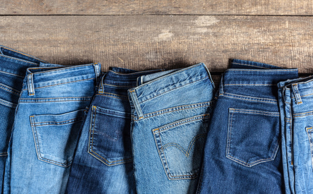 Dê uma cara nova para o seu jeans com canetas coloridas